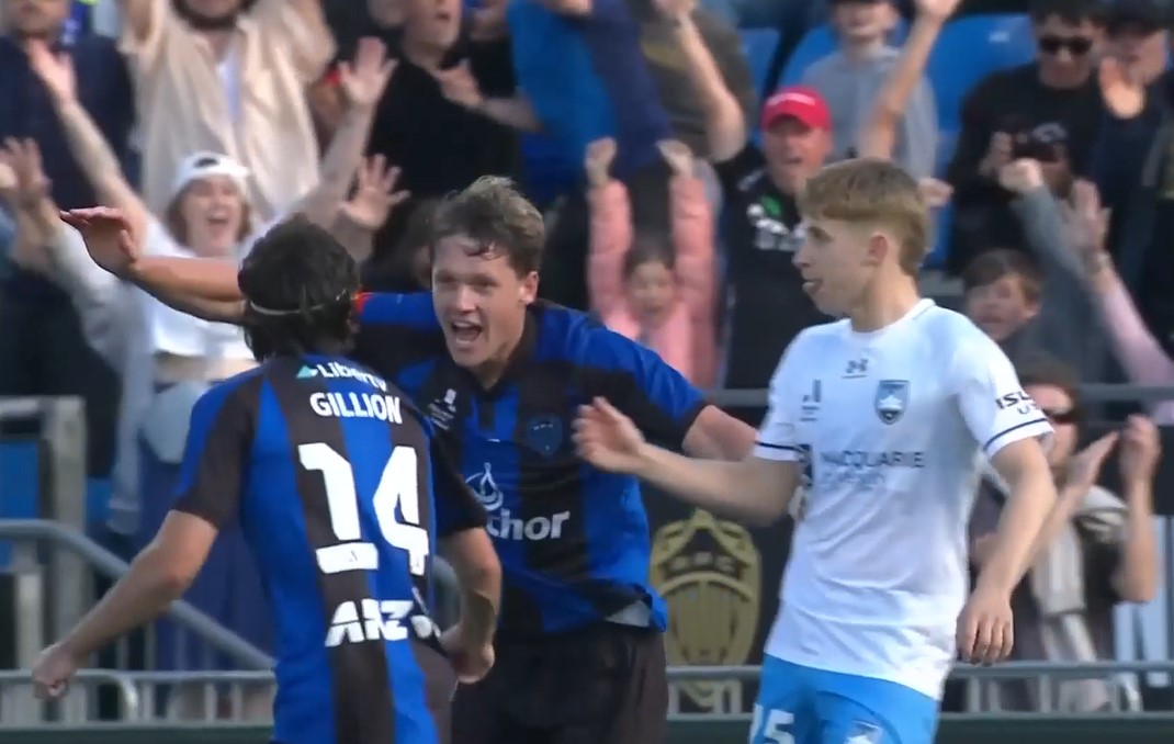 Take a bow! Pijnaker's 97th-minute backheel clinches victory for Auckland!