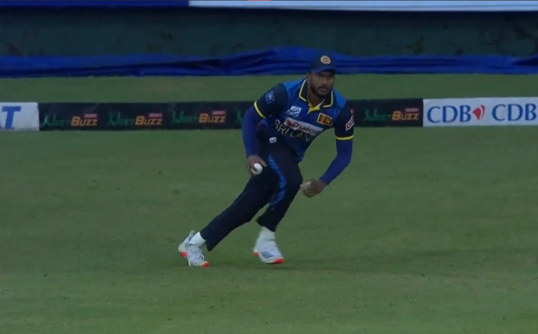 Flying forward, Avishka grabs Phillips in a brilliant catch!