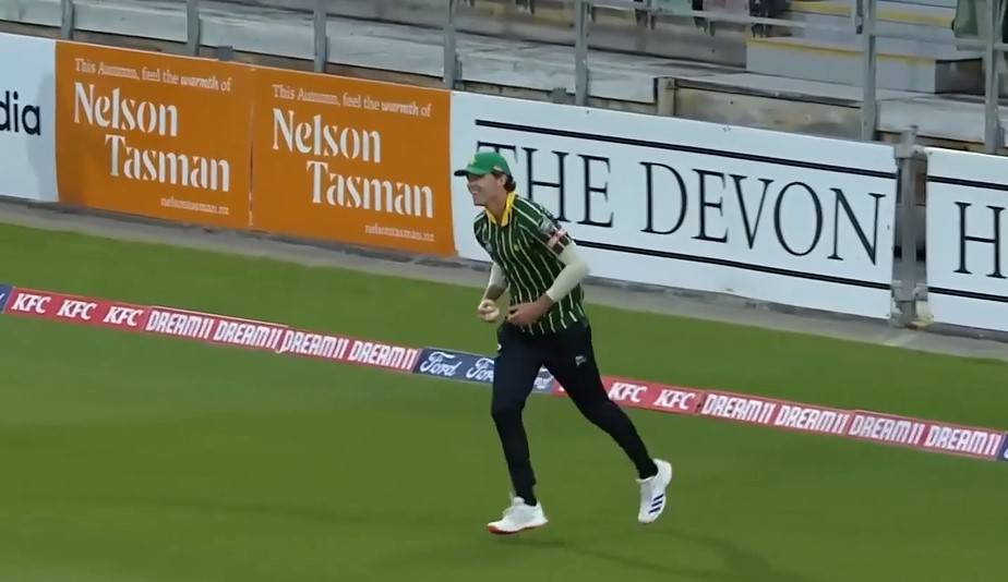 Boyle on Boyle! Jack's brilliant boundary catch sends Matthew packing