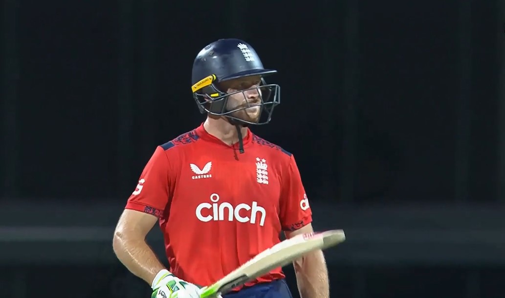 Buttler is back! Swats a six over midwicket to reach half-century!