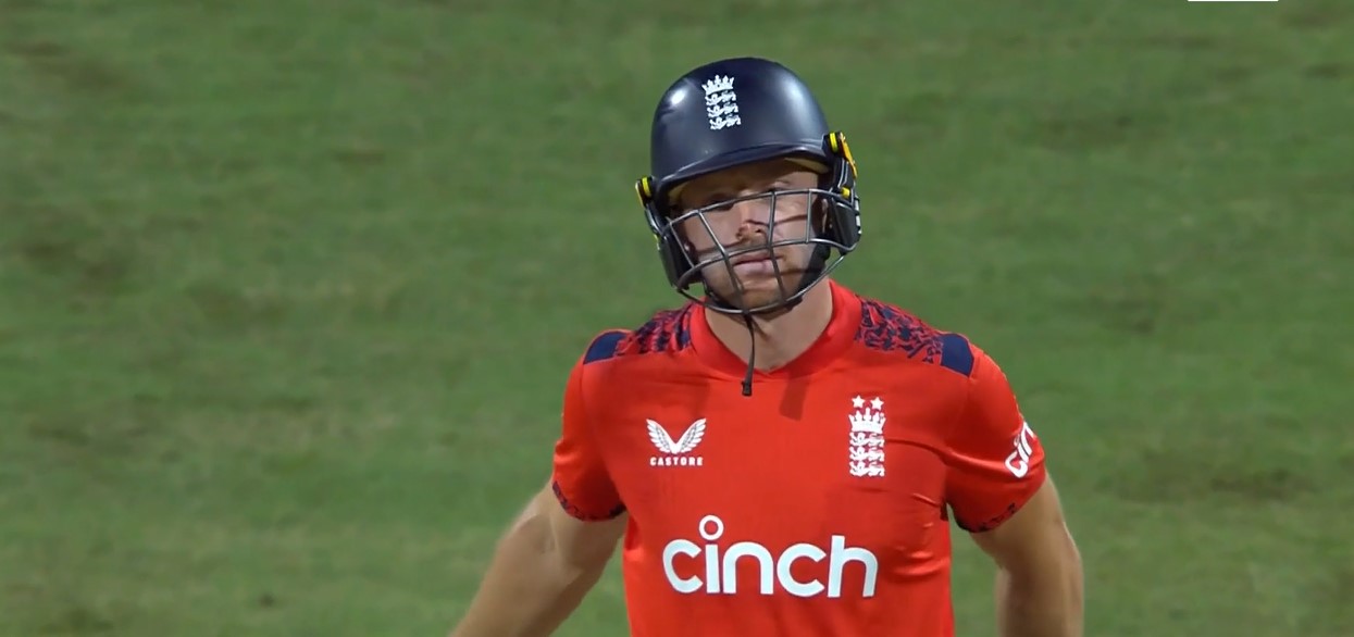 Buttler’s laser shot! Unleashes an arrow-straight six down the ground!