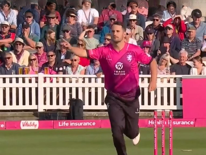 Somerset vs Essex: Lewis Gregory's 3 for 42 
