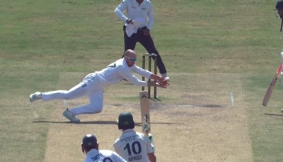 Leach’s diving heroics! Full-length grab seals Shaheen’s wicket!