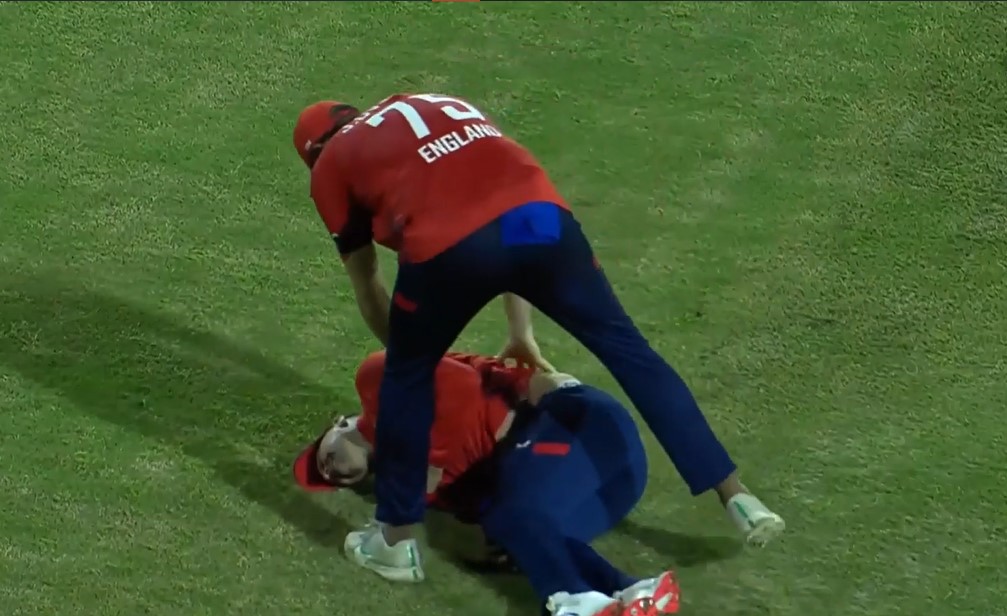 Livingstone’s knee takes a hit but Hetmyer falls to a stunning catch!