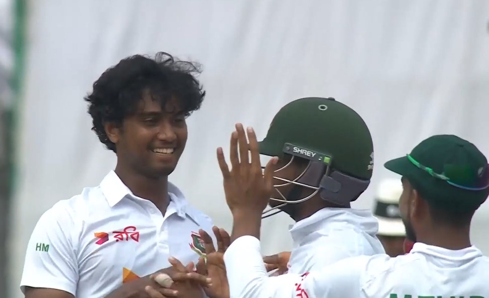 Maharaj knocked over! Hasan Mahmud strikes with reverse swing magic