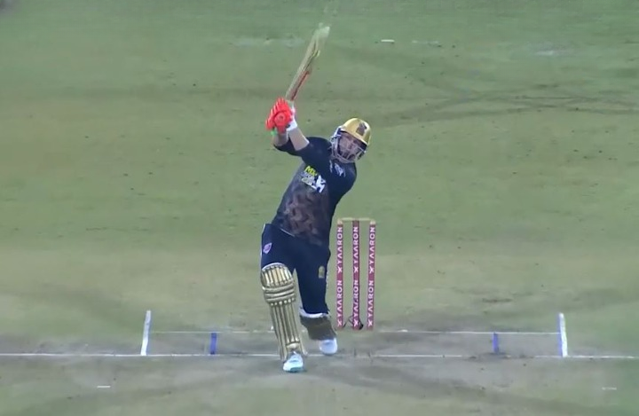 BOOM! Phil Mustard invited Siddarth Kaul with a cracking six 