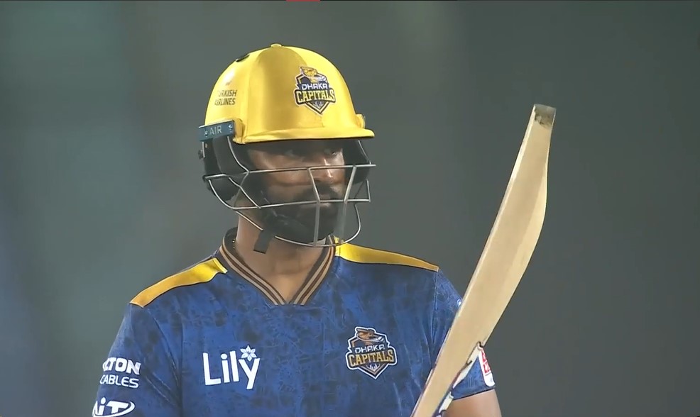 Boundary to glory! Thisara Perera brings up his fifty in style!