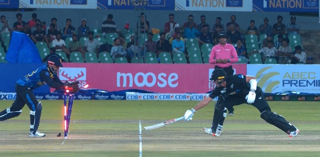 Drama behind the stumps! Mendis recovers to send Robinson packing!