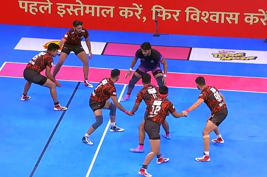 poster url for Lucknow Lions beat Yamuna Yodhas by 3 points