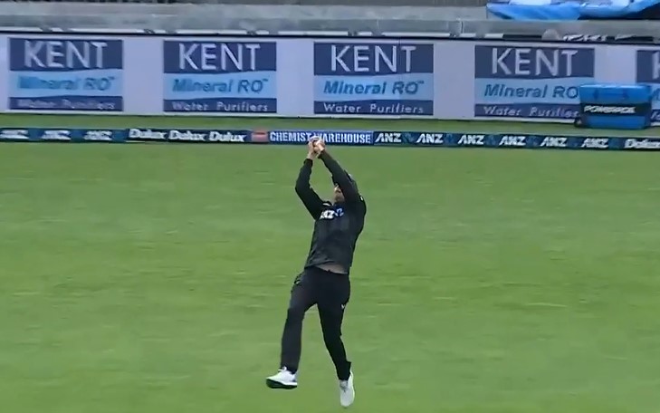 Backpedaling brilliance! Santner takes a blinder to dismiss Hasaranga!