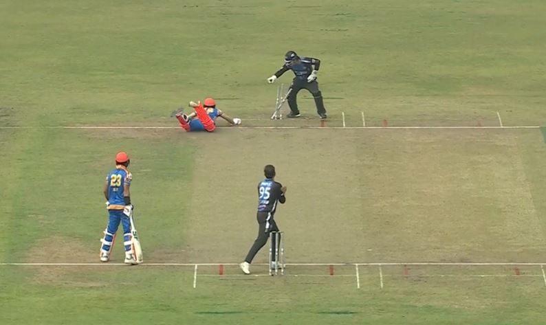 Run-Out Chaos! Alex Ross falls after massive mix-up