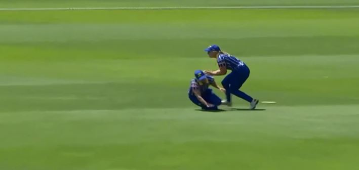 Close Call! Fielders nearly collided but still caught it