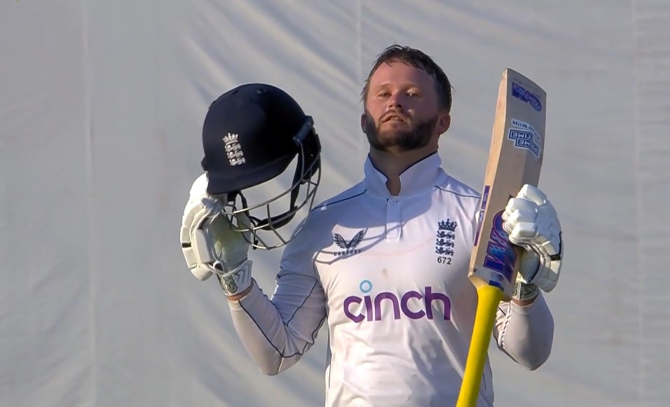 Duckett brings up his fourth Test hundred with a four!