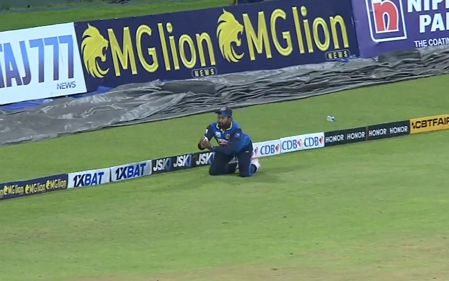 Rajapaksa’s spectacular save! Powell falls to a stunning grab at boundary!