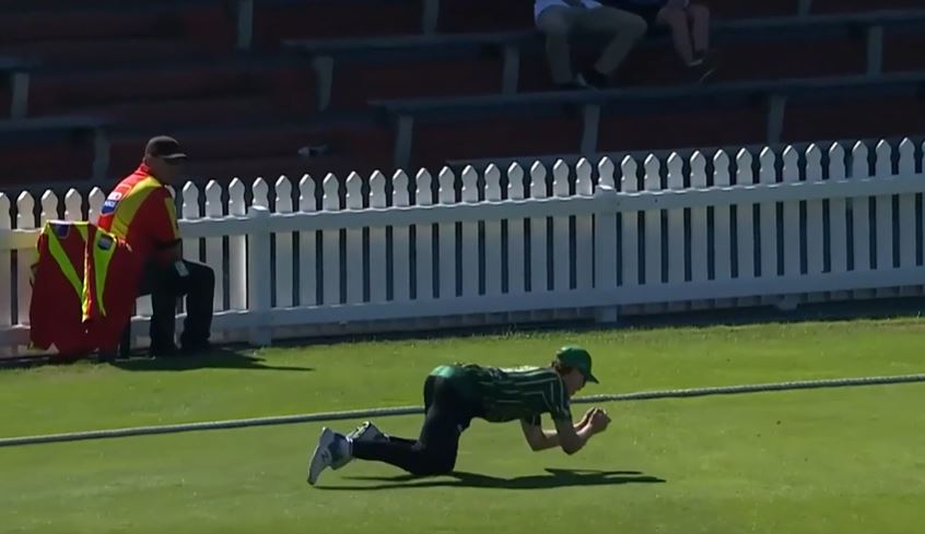 STARTLING! Tob Findlay's juggling catch left Chad Bowes dazed