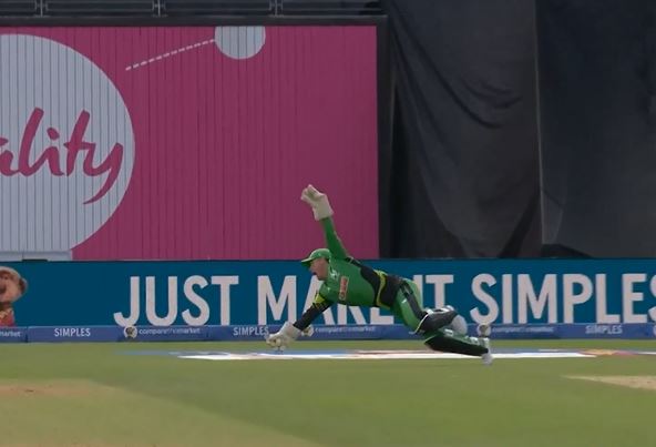 ONE-HANDED SCREAMER! Alex Davies pulls off an unreal catch to dismiss Root