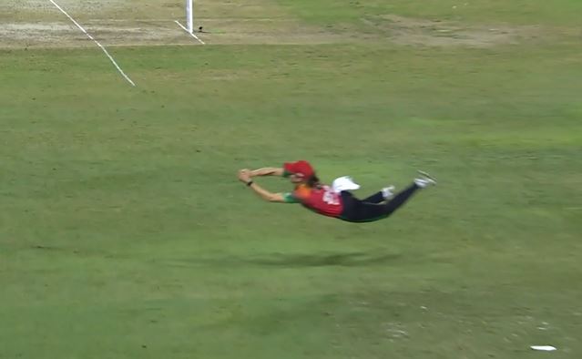 STUNNER! Erin Burns leaves the stadium in awe with an unbelievable catch