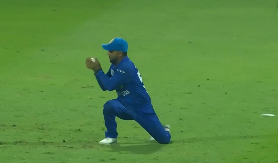 Nervy moment! Shanto falls as Shahidi’s juggling act seals the catch!