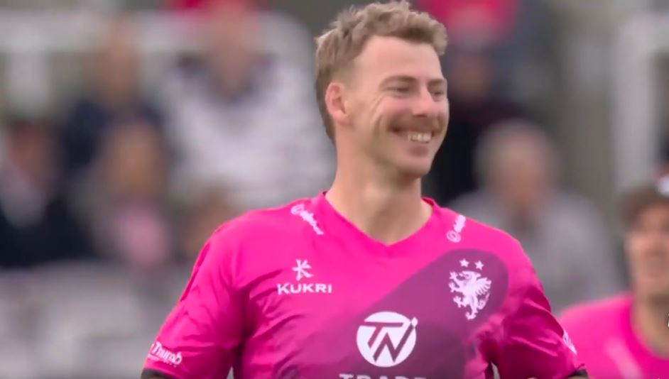 Middlesex vs Somerset: Riley Meredith's 4 for 12