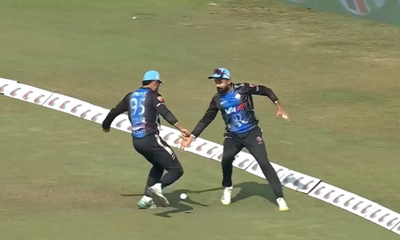 HILARIOUS! Fielders' miscommunication led to an unfortunate boundary