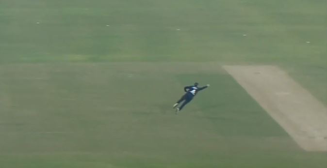 WOWZA! Bracewell pulled off a top-drawer one-handed screamer