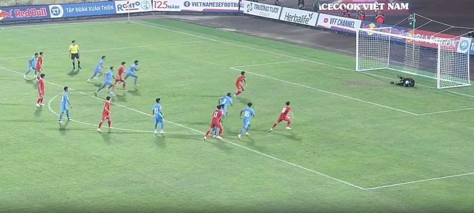 SAVED! Gurpreet’s left dive foils Vietnam’s scoring chance!