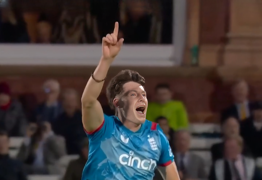 4th ODI: Matthew Potts's 4 for 38 