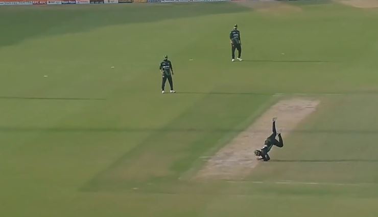 Superhuman Snag! Salman Agha's one-handed screamer