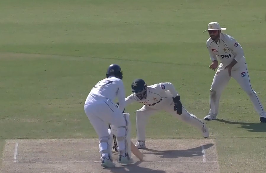 Lightning reflexes! Jack Leach becomes Rizwan's latest victim