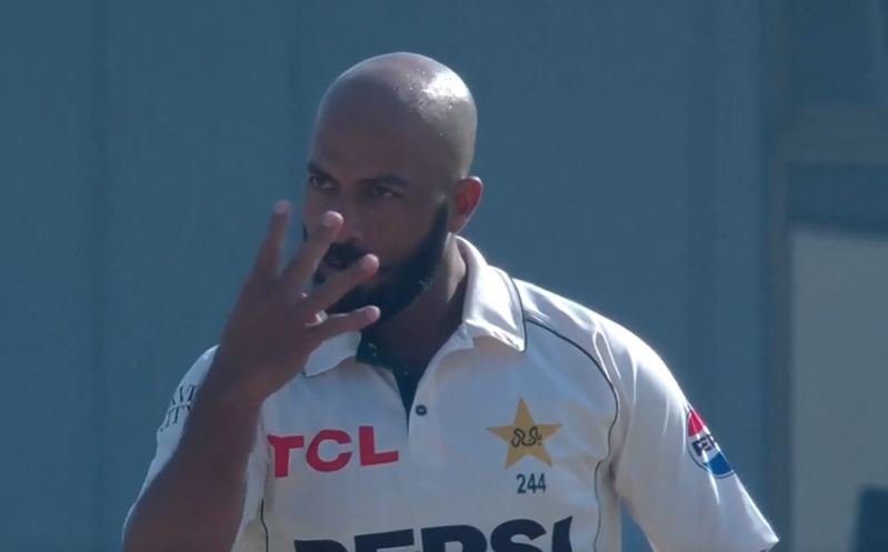 Sajid's Spin Magic! Warrican nearly castled by a turning beauty