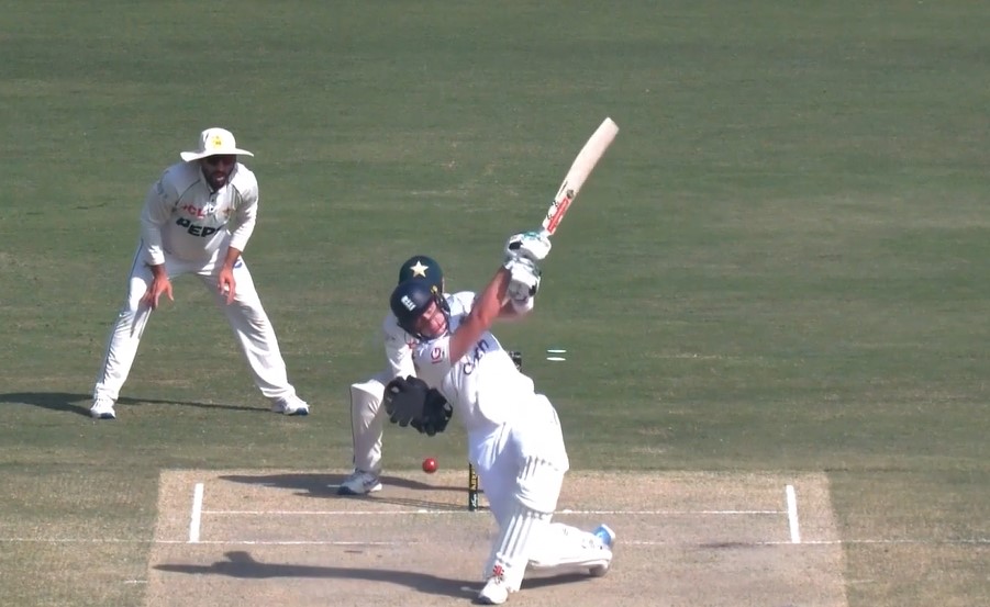 BOWLED! Jamie Smith's slog ends in middle-stump mayhem!