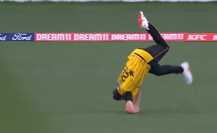 Somersault Sorcery! Nathan Smith's unreal catch left Wellington in awe