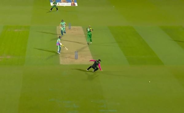 HILARIOUS! Umpire takes a dive after Billings's shot hits his leg