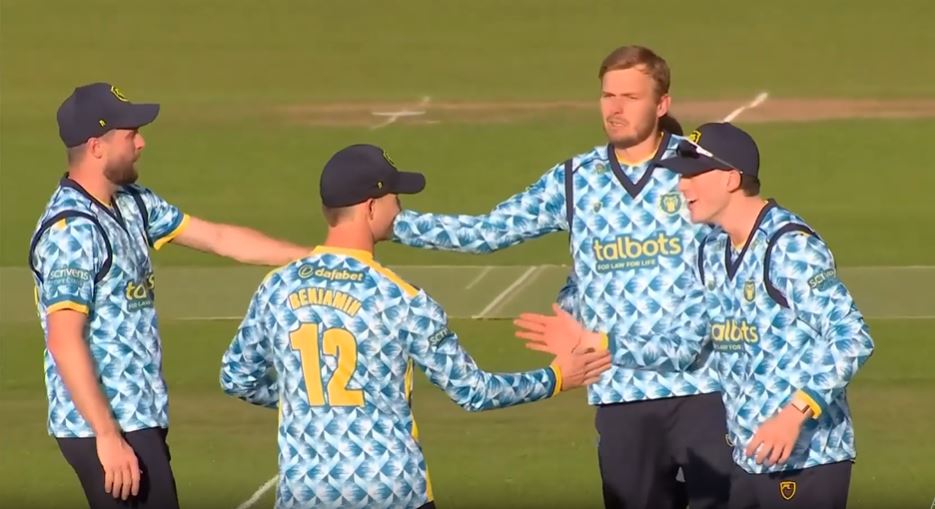 Warwickshire beat Yorkshire by 4 wickets