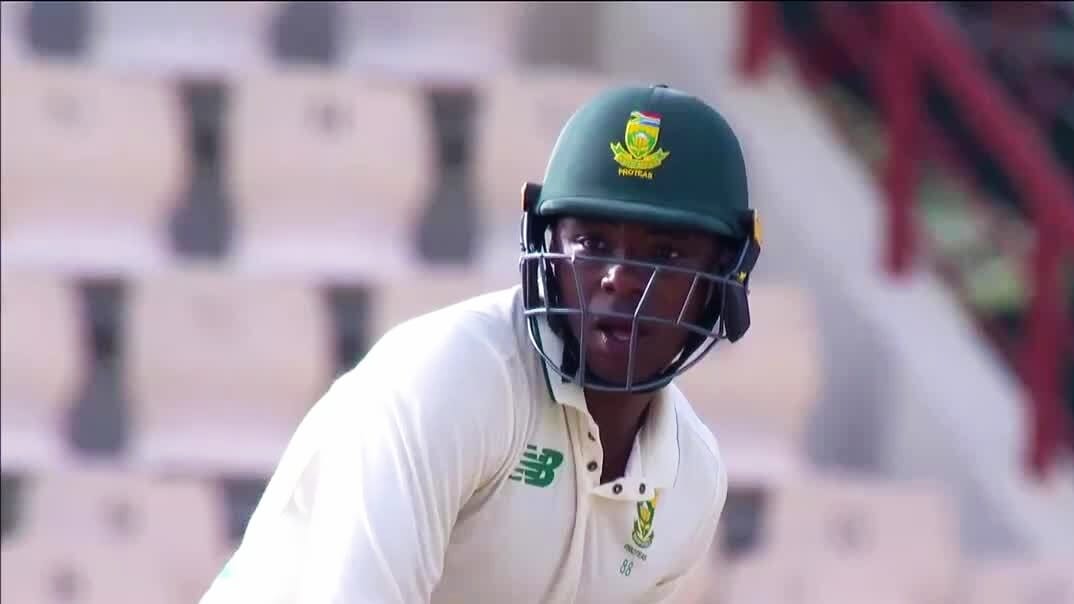 Rabada lofts over long-on for a SIX!
