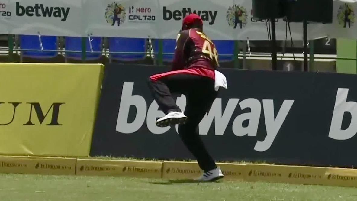 Darren Bravo takes a spectacular catch