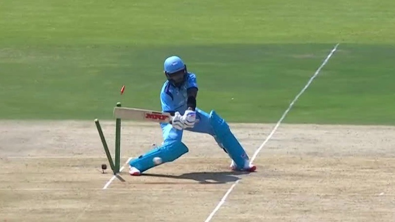 HIT WICKET! Gqamane takes the off stump out