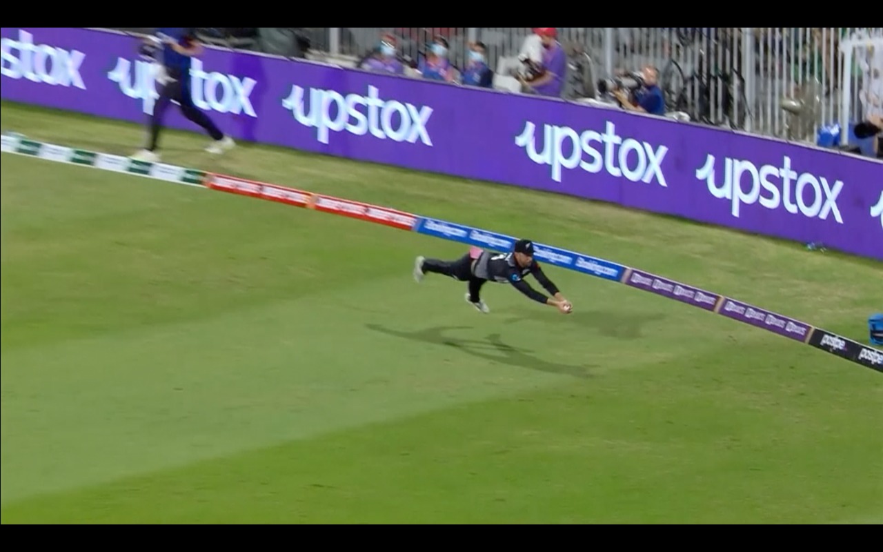 WHAT A CATCH! Conway's stunner vs PAK
