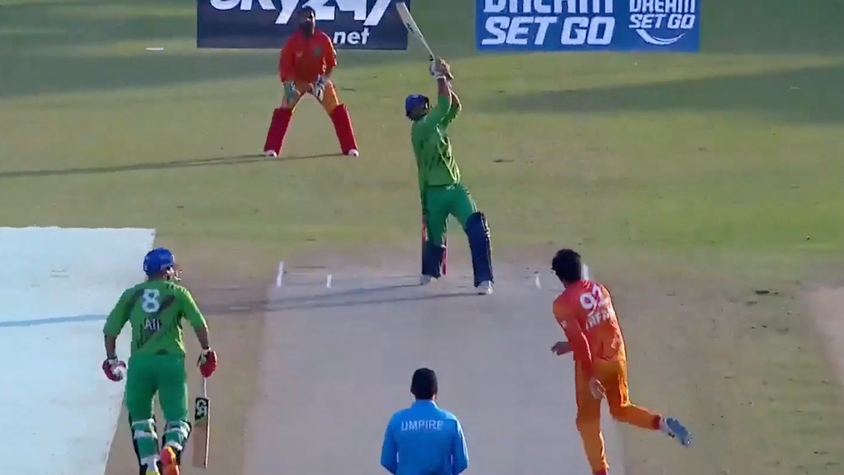 6 6 6! Farooq takes Irfan Ayub to the cleaners