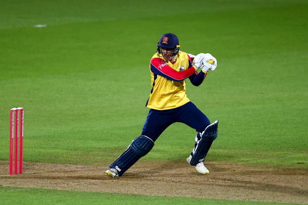 Lawrence's blistering 71 off 37 helps Essex overcome Glamorgan