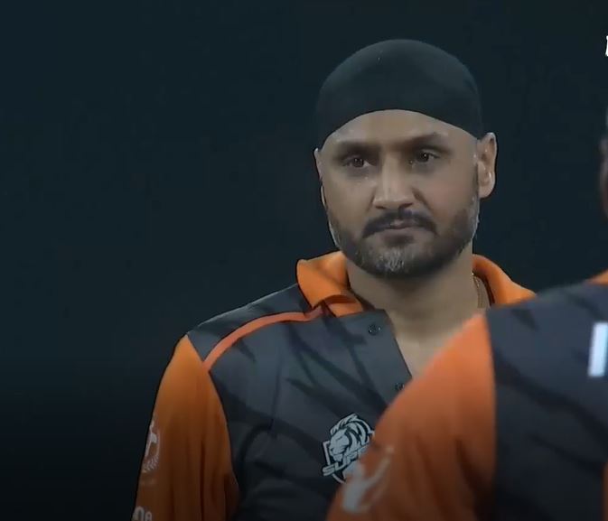 466! Harbhajan Singh wins the spin battle vs Dilshan