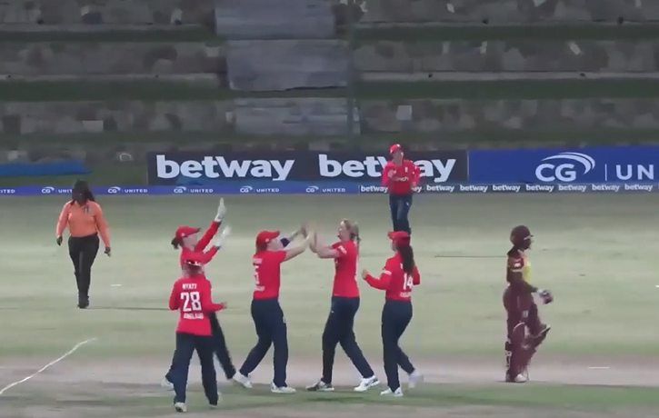 3-fer! Lauren Bell puts WI-W on the backfoot