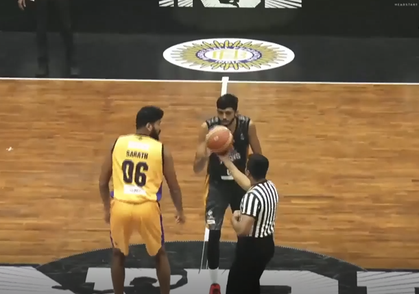 Mumbai Titans fight hard to beat Kochi Tigers 74-72