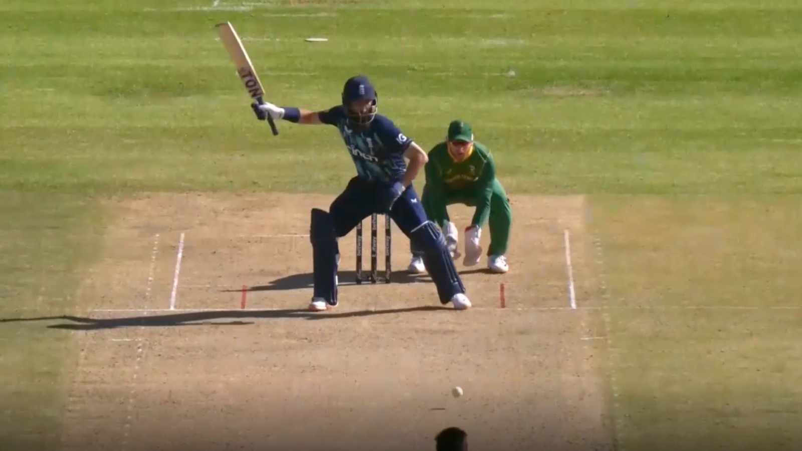 WOW! Moeen Ali attempts an unbelievable one-handed shot