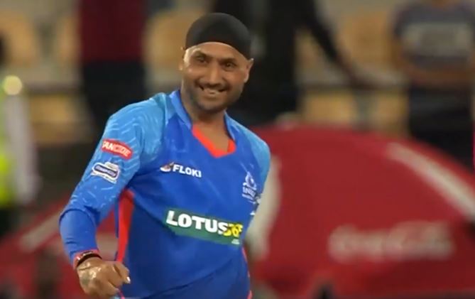 4 for 13! Harbhajan Singh punishes World Giants