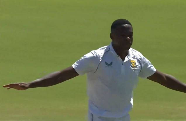 PEACH! Rabada knocks the top of off stump