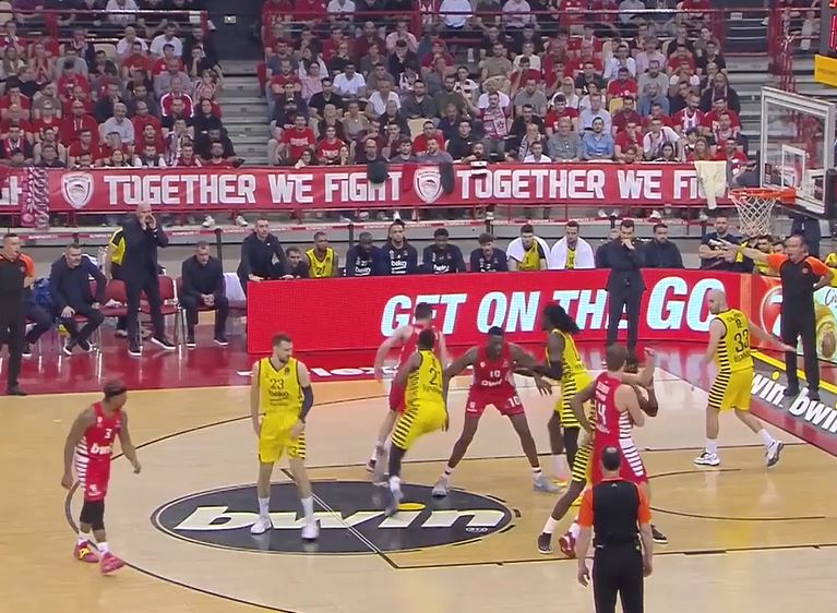 Spirited Olympiacos cruise past Fenerbahce 79-68