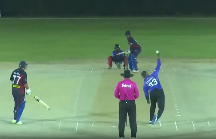 4 for 20! Rasheed Ismail delivers with the ball