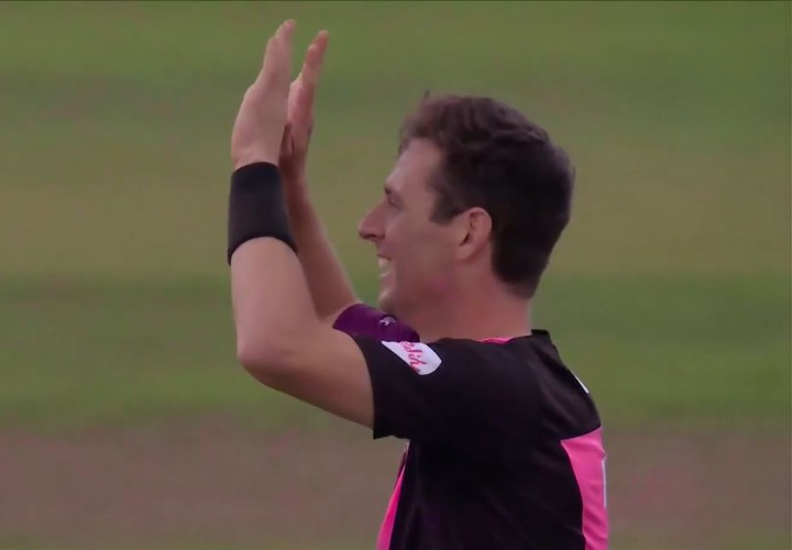 3 for 19! Matt Henry silences Surrey