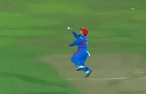 AIRBORNE! Rashid Khan takes a flying catch